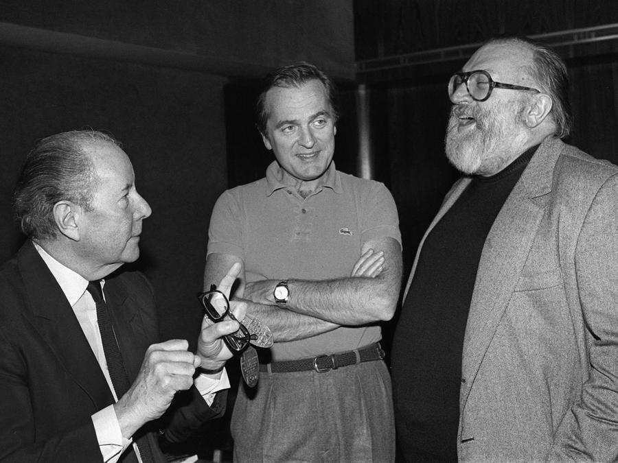 Philippe Labro  con Terence Young e Sergio Leone. (Photo by STF / AFP)