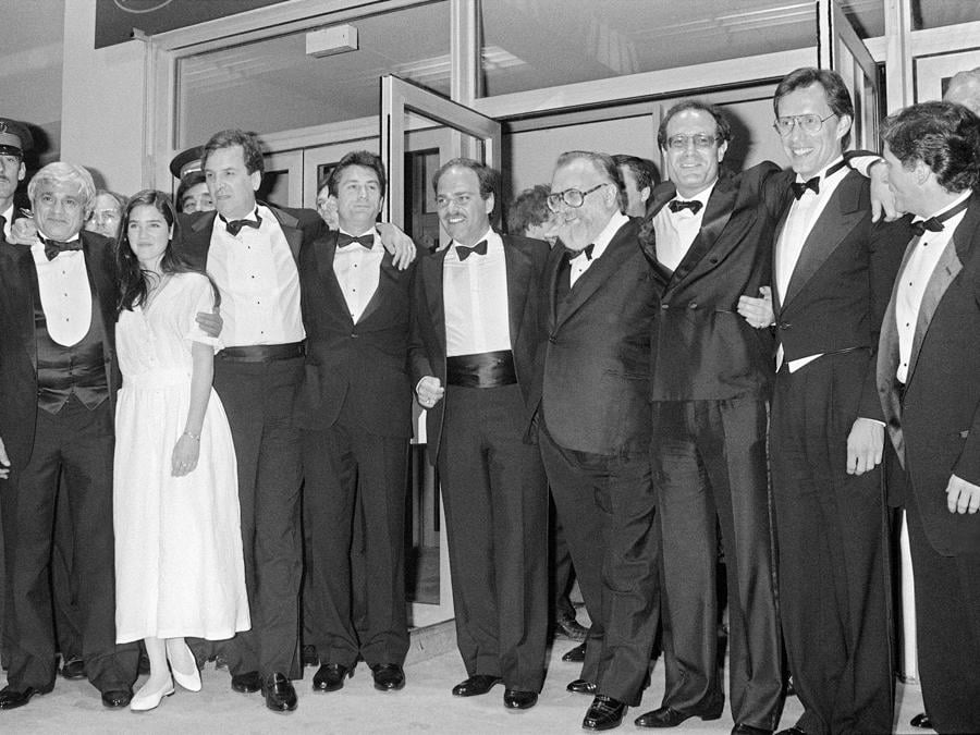 Sergio Leone con il cast di «Once upon a time in America» (C’era una colta in America).  (Photo by RALPH GATTI / AFP)