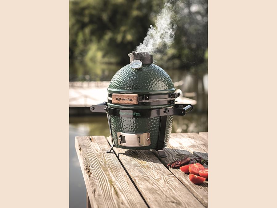 Big Green Egg, versione Mini, distribuito in Italia da Kunzi spa. Strumento per il barbecue e le cotture all'aperto che consente di grigliare, cuocere, stufare, affumicare, eseguire una cottura lenta ideale per carne, pesce, pane, pizza, dolci e vegetali.