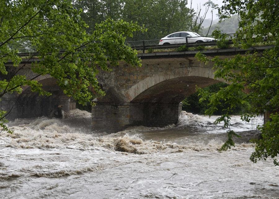 Maltempo, fiumi in piena per le forti piogge nella foto la piena del fiume Bidente, un’ambulanza passa su un ponte con il fiume in piena . (IPP/Albano Venturini)
