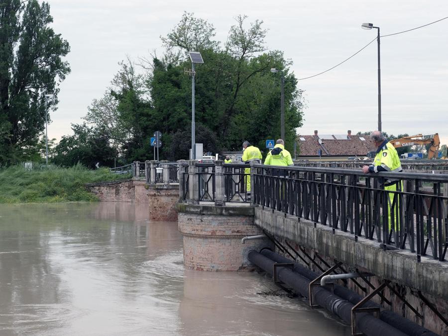 Il transito della piena del fiume Secchia nel modenese a Ponte Alto chiuso al traffico. (ANSA/ELISABETTA BARACCHI)