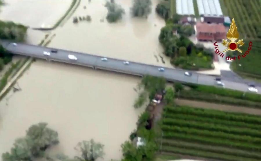 I vigili del fuoco controllano dall'elicottero l'evolversi della piena del fiume Savio in provincia di Forlì-Cesena (ANSA/VIGILI DEL FUOCO)