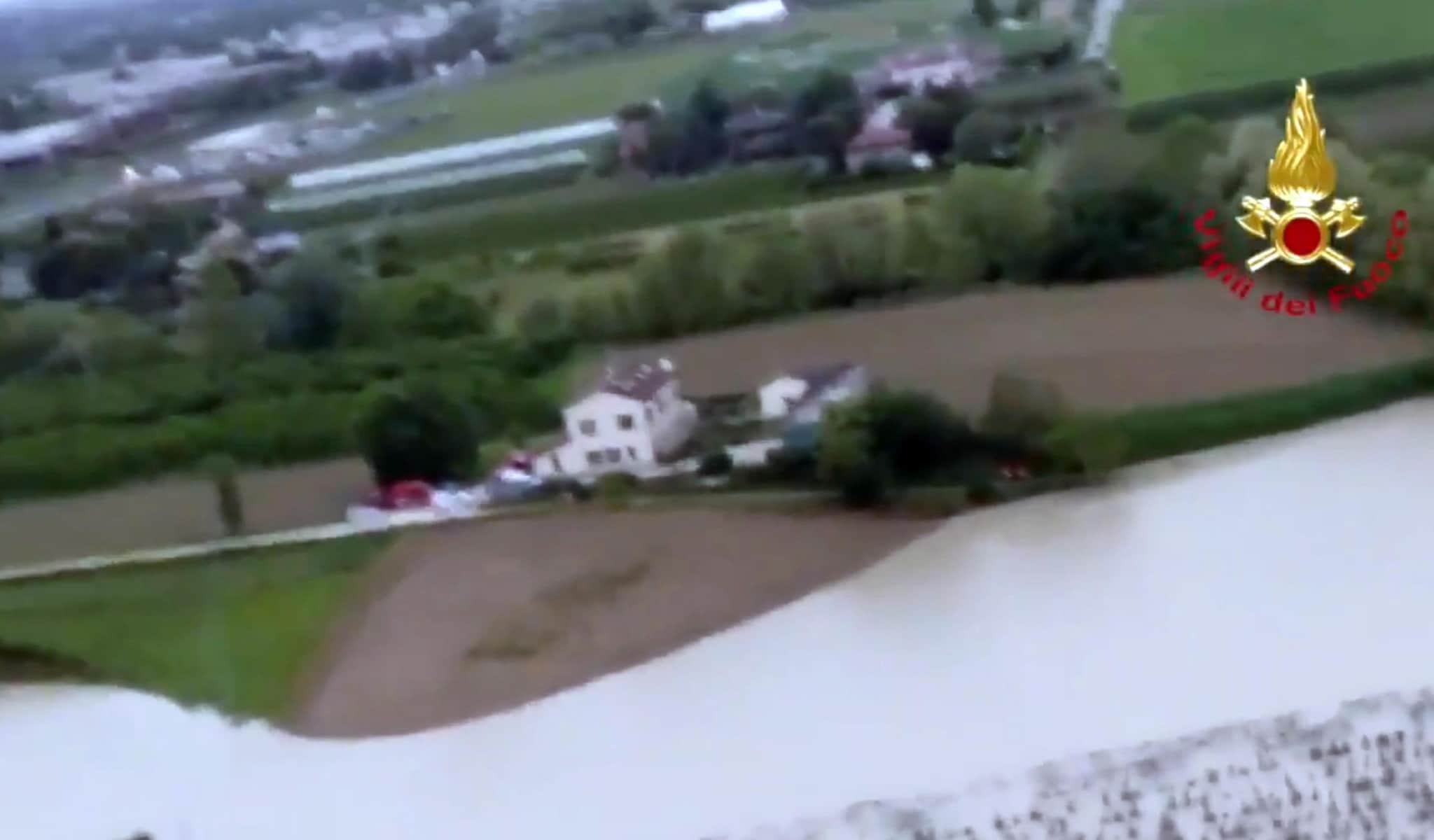 I vigili del fuoco controllano dall'elicottero l'evolversi della piena del fiume Savio in provincia di Forlì-Cesena (ANSA/VIGILI DEL FUOCO)