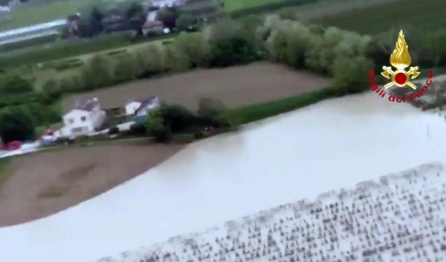 I vigili del fuoco controllano dall'elicottero l'evolversi della piena del fiume Savio in provincia di Forlì-Cesena (ANSA/VIGILI DEL FUOCO)