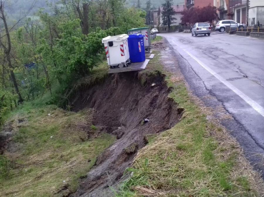 I danni provocati dal maltempo sulle strade provinciali nel Modenese. (ANSA/ UFFICIO STAMPA)
