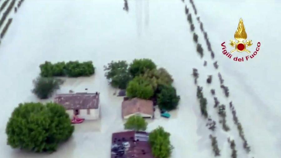 I vigili del fuoco controllano dall'elicottero l'evolversi della piena del fiume Savio in provincia di Forlì-Cesena (ANSA/VIGILI DEL FUOCO)