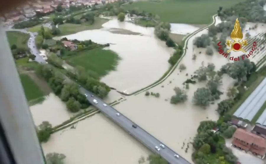 I vigili del fuoco controllano dall'elicottero l'evolversi della piena del fiume Savio in provincia di Forlì-Cesena (ANSA/VIGILI DEL FUOCO)