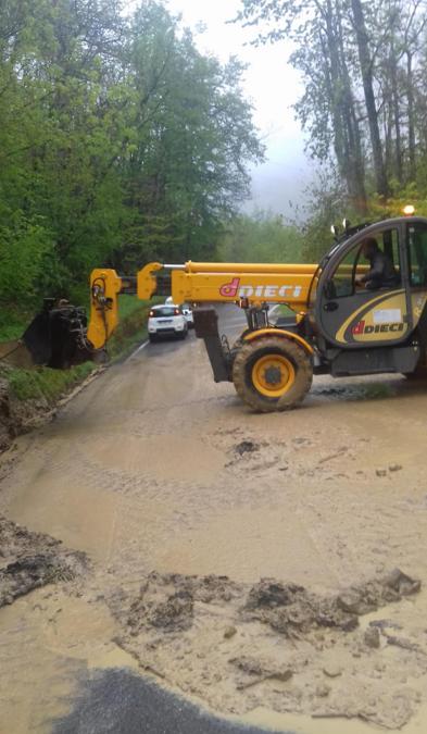 I danni provocati dal maltempo sulle strade provinciali nel Modenese (ANSA/ UFFICIO STAMPA)