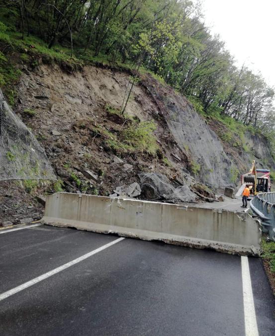 Il tratto della strada provinciale 324 del Passo delle Radici, tra Roncoscaglia e Sestola, al kilometro 43+800, chiusa a causa del cedimento di una gabbionata di contenimento per il fango e detriti franati per il forte maltempo. (ANSA/ UFFICIO STAMPA)