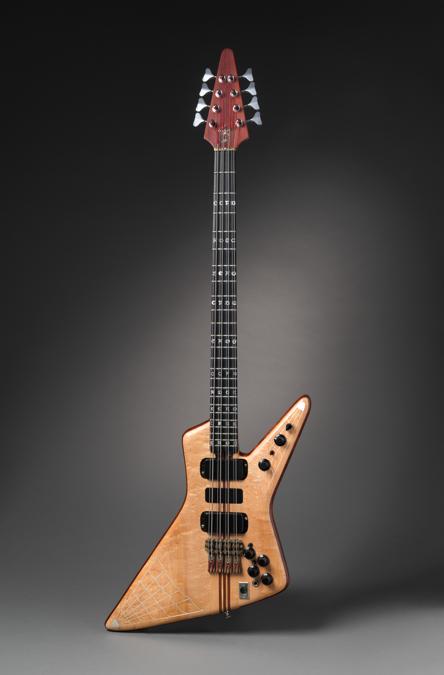 Alembic bass 8 strings Custom Explorer del 1976. Questo basso elettrico a otto corde usato da John Entwistle il bassista degli Who nei pezzi Trick of the Light (1978) e You (1981) e nel tour della band del 1979.