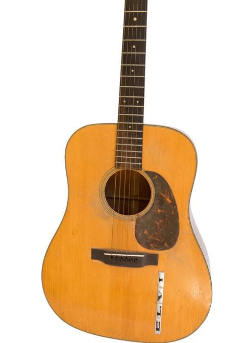Martin D 18 del 1942, chitarra acustica utilizzata da Elvis Presley come strumento ritmico durante le sue sessioni di registrazione nei Sun Studios