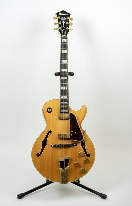 Ibanez George Benson GB10NT, chitarra semiacustica del 1978 usata da Joni Mitchell (personalizzata con il suo nome in madreperla scritto sull'ultimo tasto della tastiera) nei tour alla fine degli anni Settanta e primi anni Ottanta.
