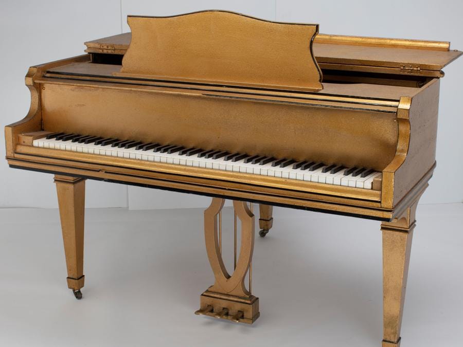 Gold Baby Grand Piano prodotto da George Steck & Co. nel 1955. Il pianoforte dipinto di colore oro è stato lo strumento di casa del cantante Jerry Lee Lewis dal 1957 fino al 2017, pionere del R&R e del Rockabilly.