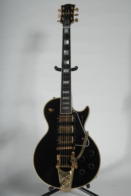 Gibson Les Paul Custom del 1960 usata da Jimmy Page. La chitarra fu rubata al chitarrista dei Led Zeppelin all'aeroporto di Minneapolis nel 1970 durante il tour americano. Page l'ha ritrovata nel 2015. 