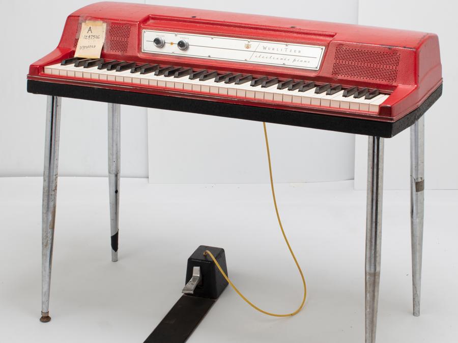 Piano elettico Model 200 Wurlitzer, circa 1968-1974, utilizzato da Ian McLagan pianista dei Faces che suonò il piano elettrico anche in molti dischi dei Rolling Stones, tra cui l'album Some Girls del 1978 che conteneva Miss You.