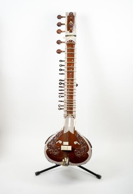 Il Sitar di Rikhi Ram Music, del 1960 circa, suonato da Ravi Shankhar musicista che negli anni Sessanta ebbe un grande influsso su John e Alice Coltrane e su George Harrison dei Beatles.