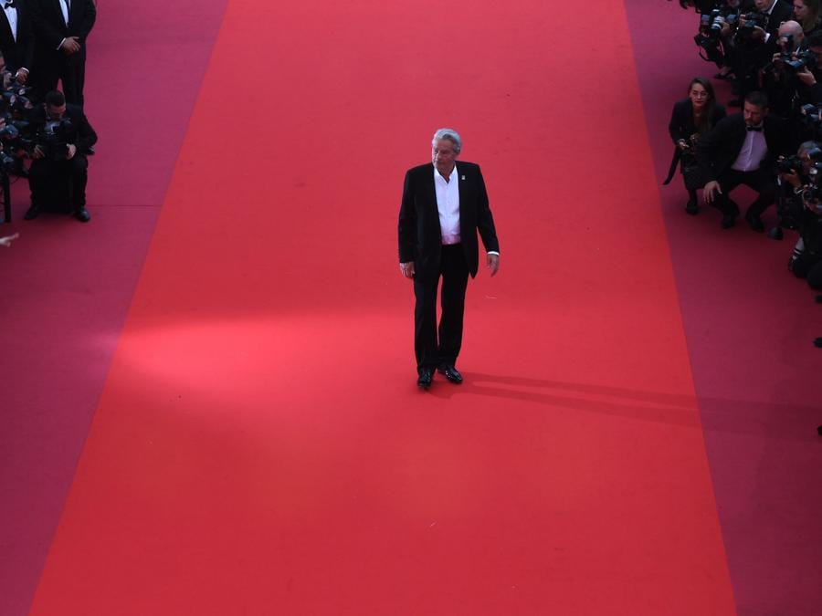 Alain Delon sul red carpet di Cannes, dove ha ricevtuo la Palma d'Oro alla carriera (Photo by ANTONIN THUILLIER / AFP)