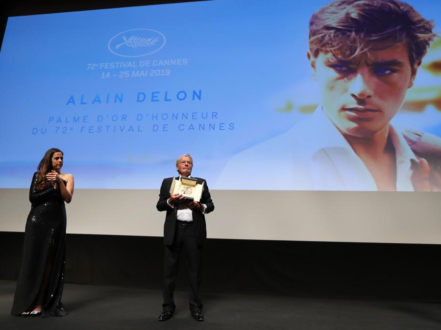 Alain Delon, con la figlia Anouchka Delon, riceve la Palma d’Oro alla Carriera. (Photo by Valery HACHE / AFP)