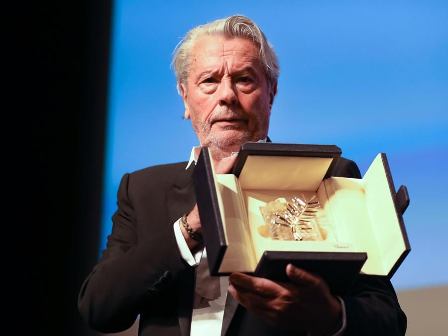 Alain Delon riceve la Palma d’Oro alla Carriera. (Photo by Valery HACHE / AFP)