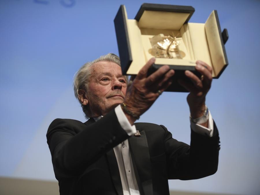 Alain Delon, con la figlia Anouchka Delon, riceve la Palma d’Oro alla Carriera. (Photo by Arthur Mola/Invision/AP)