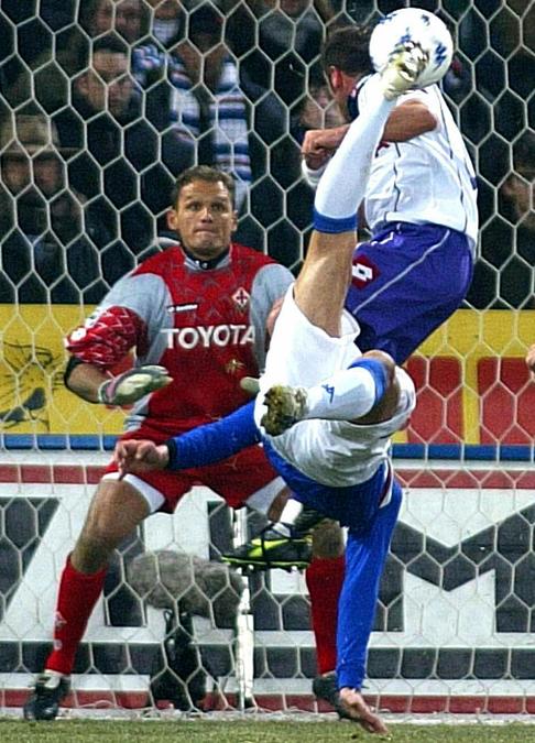 Il gol in rovesciata di Palombo durante la partita Sampdoria-Fiorentina a Genova il 18 ottobre 2006. LUCA ZENNARO /ansa