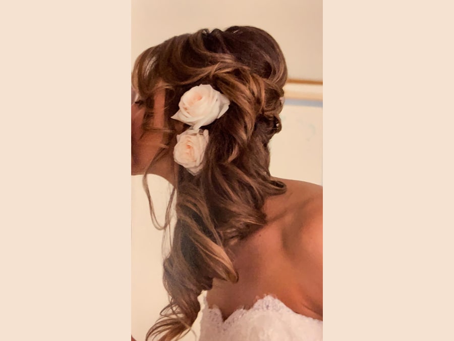 Mastromauro Hairstylist, chignon elaborato con fiori