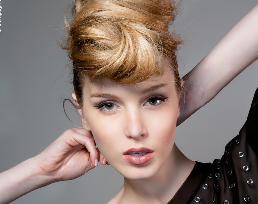 Compagnia della Bellezza, capelli raccolti cotonati con ciuffo alla rockabilly