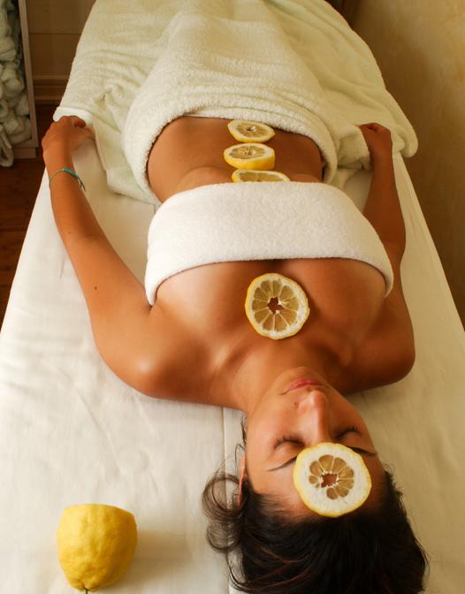 La spa. Piccola e molto curata, propone trattamenti con gli agrumi profumati del giardino.
