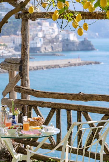 Colazione in terrazza con i prodotti regionali. Un buffet con tanti tipi di pane e dolci fatti, tra cui le sfogliatelle tiepide alla ricotta; alternative salate e spremuta fresca con gli agrumi della casa, quando è stagione.