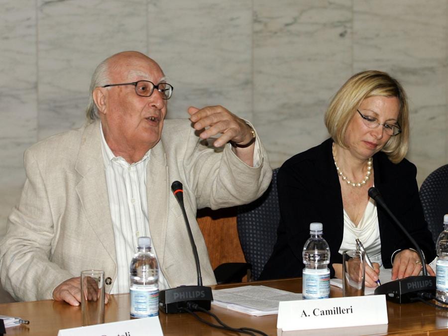 2005, Roma. Andrea Camilleri, Isabella Camera d’Afflitto e Giuseppe Drago alla conferenza stampa di presentazione di Sabir, il Circolo mediterraneo di conversazione (Ansa)