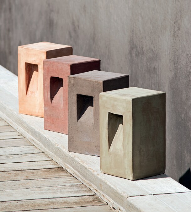 Ethimo, Step, design Niccolò Grassi. Lampada segnapasso in terracotta naturale disponibile in quattro colorazioni. È adatta a lampade a risparmio energetico