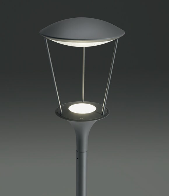 Ethimo, Pharos, design Luca Nichetto. Reinterpretazione contemporanea del classico lampione di ghisa. Pharos è dotato di sorgente luminosa a LED, la sua forma è sottile, minimale ed essenziale. Realizzato in metallo verniciato, con finitura opaca e in due diverse tonalità di colore, è disponibile in due differenti altezze (140cm e 200cm)Catellani & Smith, Medousê, design Enzo Catellani. Una sfera in vetro verde o trasparente dalla superficie irregolare disponibile nelle misure con diametro da 30 o 50 cm. Nella versione F - da terra - Medousê presenta un elemento-anello realizzato in metallo. La versione W - da parete - è composta invece da una semisfera e da un'asta di metallo che attraversa il corpo