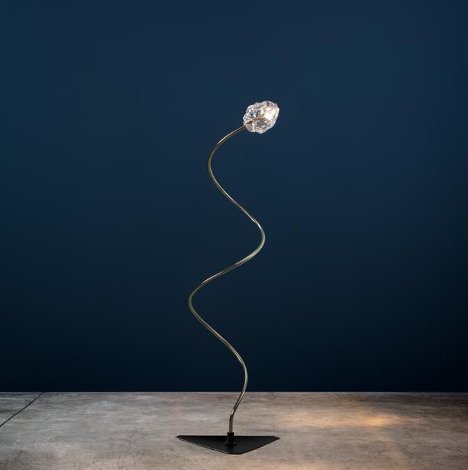 Catellani & Smith, Syphasera, design Enzo Catellani. Lampada composta da sottili steli in ottone verniciato nero dalle estremità luminose realizzate in vetro opalino. Disponibile in varie altezze, Syphasera si presenta come una famiglia potenzialmente infinita di soluzioni customizzabili nelle versioni da terra, acqua o vaso che si mimetizzano, quando spente, nell'ambiente naturale circostante