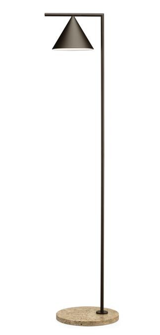 Flos, Captain Flint, design Michael Anastassiades. Lampada da terra diretta verso l'alto per illuminare uno spazio con sufficiente luce diffusa, ma con la possibilità di ruotare ed essere direzionata verso il basso, per accompagnare in modo soffuso la lettura. La lampada è un cono il cui vertice è adagiato delicatamente su un'asta metallica orizzontale rotante. La base in marmo o in pietra aggiunge un elemento di preziosità e stabilità. Il corpo e la testa della lampada sono disponibili in quattro finiture, combinate con altrettanti materiali per la base: tre tipi di pietra lavica e un travertino imperiale. Il sistema invisibile che tiene in equilibrio il diffusore conico alla sottile struttura tubolare, consente anche la rotazione del diffusore in otto step