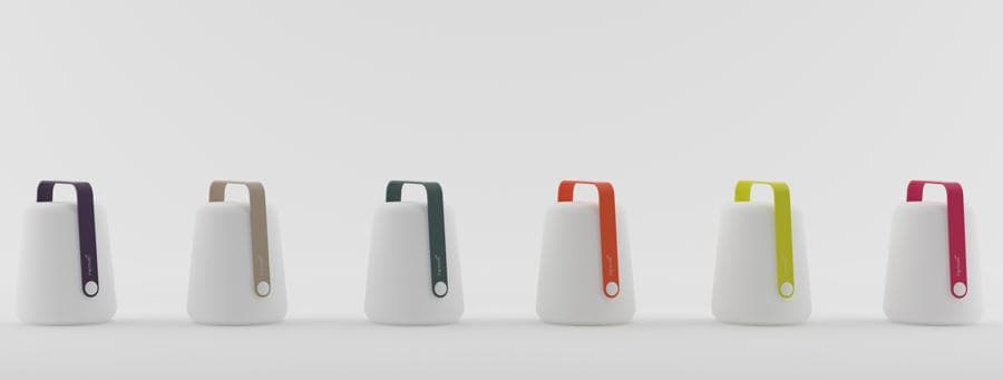 Fermob, Balad, Lampada da giardino con manico colorato disponibile in sei diverse colorazioni. Ricaricabile con cavo USB, ha un'autonomia di 12 ore e due intensità di luce e viene proposta in due dimensioni (alta 25 o 38 centimetri) 