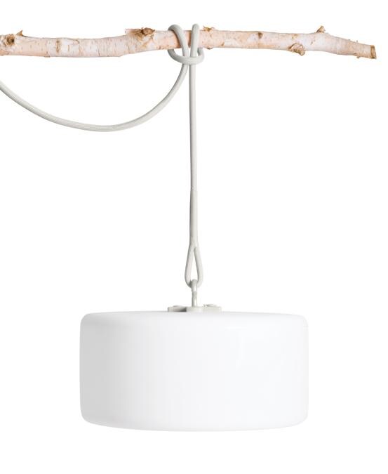 Fatboy, Thierry Le Swinger. Lampada ricaricabile con cavo Usb e tecnologia LED. A seconda dell'utilizzo, ha una durata variabile tra 42 e sei ore e mezzo. Il gancio e il cavo che consentono di appendere la lampada sono disponibili in quattro varianti di colore (rosso, verde, grigio e taupe)