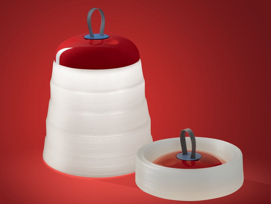 Foscarini, Cri Cri, design Studio Natural. Lampada senza cavo, con una batteria interna ricaricabile, che si può appendere o appoggiare ovunque si desideri. È dotata di un board a LED intelligente che permette di regolare l'intensità dell'illuminazione su tre diversi livelli con un semplice sistema touch. Può essere ricaricata semplicemente appoggiandola su un'apposita base con sistema a induzione, oppure collegandola ad un alimentatore, un computer o un battery pack mediante interfaccia USB