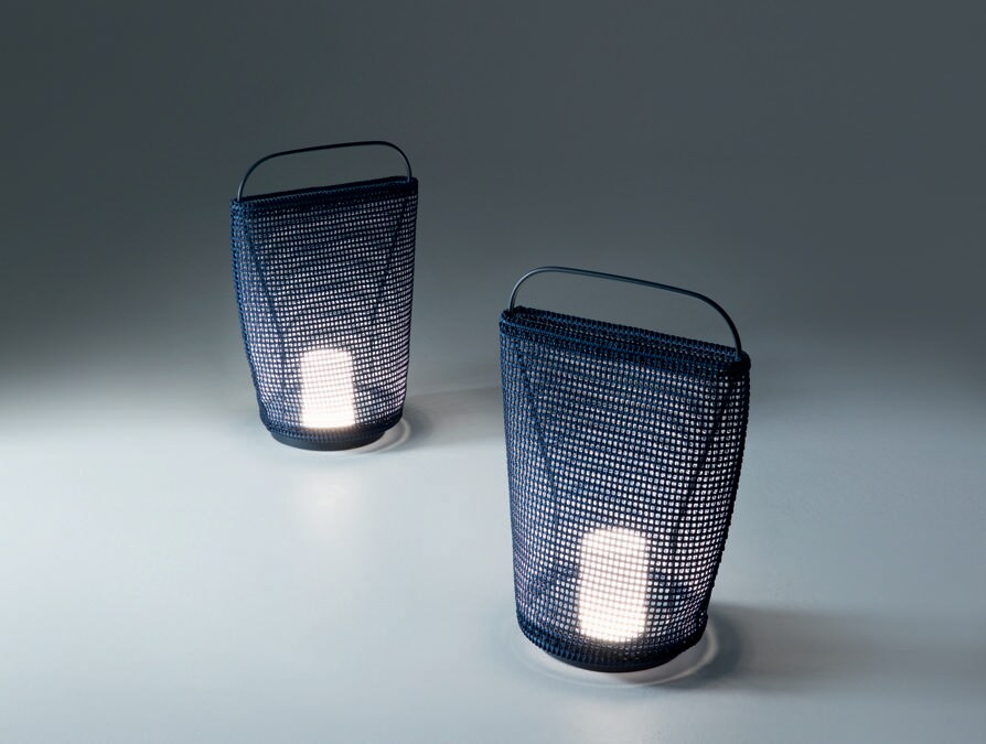 Paola Lenti, Lanterna, design Claesson Koivisto Rune. Lanterna è disponibile nelle versioni da terra/tavolo e sospesa. La struttura è in acciaio inox per la versione da terra/tavolo, alluminio per quella sospesa; verniciatura opaca o lucida in colore abbinato a quello del rivestimento, rivestimento in tessuto Kimia. Il corpo illuminante a luce variabile monta un modulo LED da 2,5W/2700K. La batteria è ricaricabile e ha un'autonomia di circa sei ore. La versione sospesa è dotata di un nastro in corda Rope tinta unita o bicolore che permette di appendere la lanterna al supporto desiderato