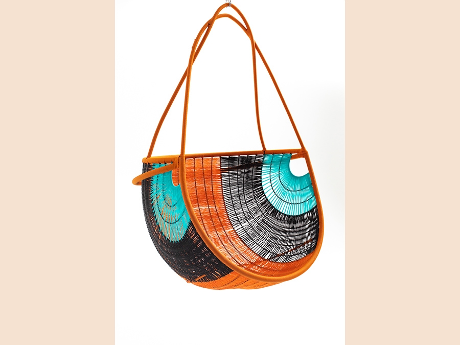 Moroso, seduta sospesa collezione Arco M'Afrique, design Martino Gamper. Realizzata in Senegal, la seduta è in acciaio verniciato e fili colorati in polietilene intrecciati a mano
