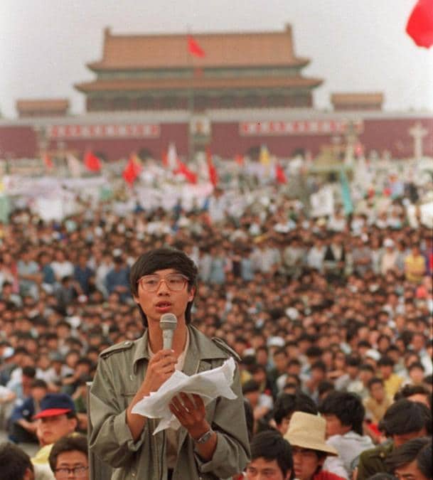 Questa foto del 27 maggio 1989 mostra il leader studentesco Wang Dan in piazza Tiananmen a Pechino. (AP Photo/Mark Avery, File)