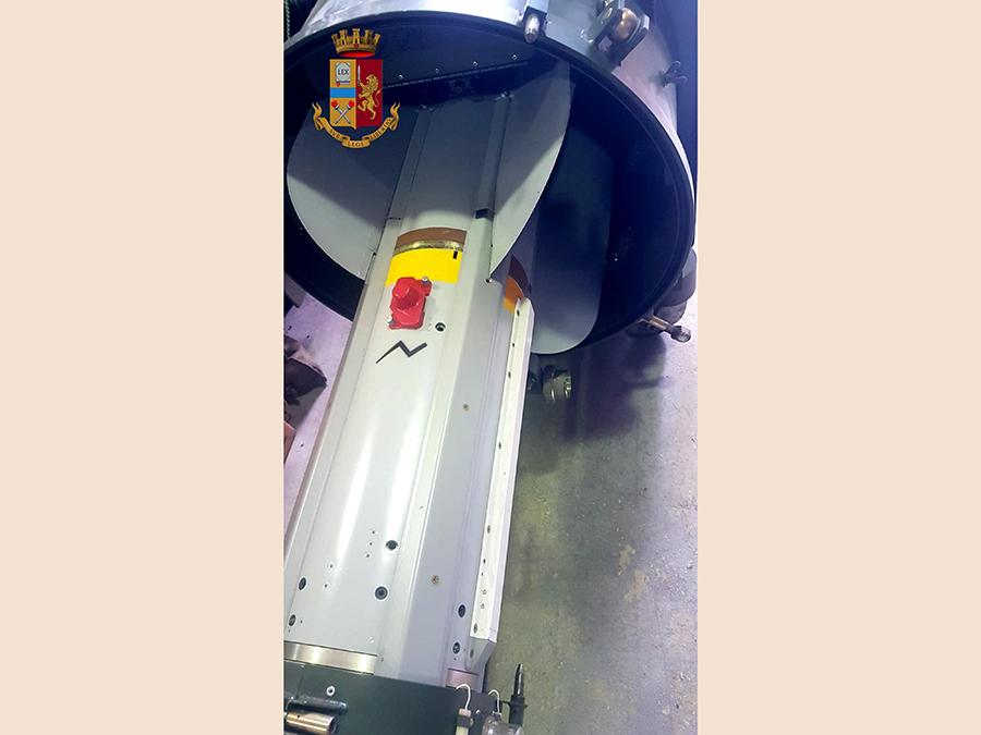Il missile aria-aria perfettamente funzionate tra le armi sequestrate dall'Antiterrorismo della Polizia nell'ambito dell'inchiesta contro un gruppo di presunti estremisti di destra con ideologie oltranziste che in passato avrebbero combattuto nel Donbass, in Ucraina (Ansa/Polizia)