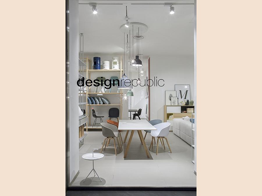 Design Republic, lo store di piazza Tricolore a Milano. Aperto nel 2017 il punto vendita va ad aggiungersi a quello di corso di porta Ticinese: due spazi fisici dove trovare i prodotti proposti dall'e-commerce di arredi new-scandinavian. Design Republic è infatti il punto di riferimento in Italia per brand come Hay, Gubi, &tradition, Muuto, Normann Copenhagen, Playtipe; molte delle collezioni presenti in store sono infatti esclusive per l'Italia. In particolare, a fine 2018, è stato ampliato il negozio di Ticinese, dedicando l'intera esposizione al brand danese HAY, facendo così di Design Republic primo partner in Italia del marchio