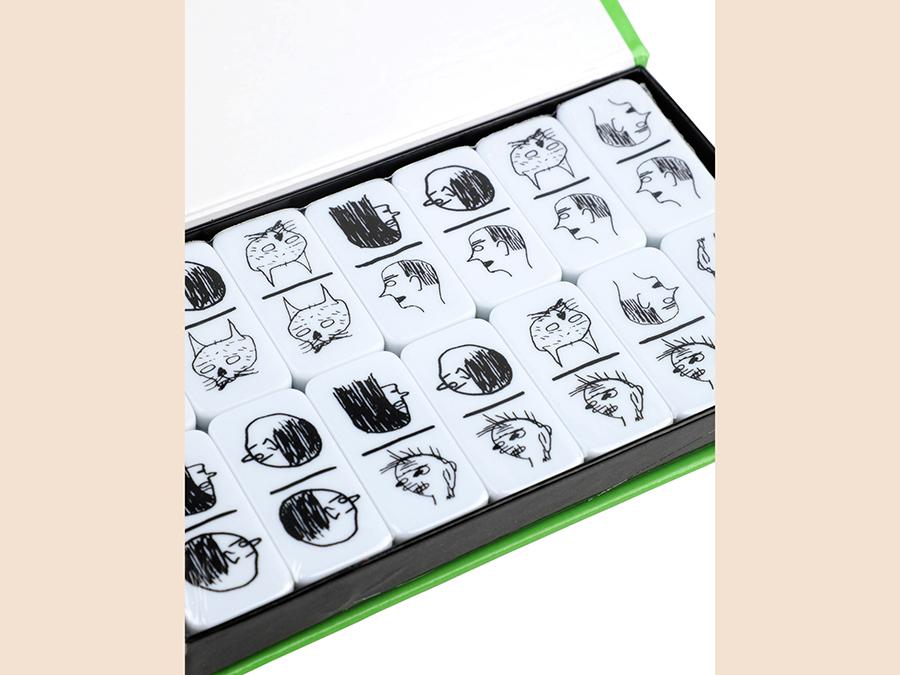 Yoox, Third drawer down, set da domino dell'artista inglese David Shrigley. Fumettista, grafico, scrittore, regista, stilista. Ma soprattutto artista visivo nel senso più ampio, candidato al Turner Prize. Parte della sezione Design+Art di Yoox, è l'esempio perfetto della proposta trasversale curata da Beatrice Trussardi