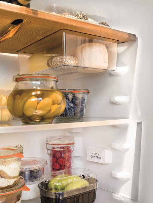 Kitchen Aid, Combi Tall, combinato da incasso, da 400 litri netti (101 il freezer), A++, con diversi vani e ripiani chiusi per mantenere separati i diversi alimenti, con variazioni di umidità e temperatura molto precise; l'interruttore per il raffreddamento rapido e vano per il congelamento rapido consente di abbassare la temperatura rapidamente. Mensole in rovere e portabottiglie con temperature personalizzabili