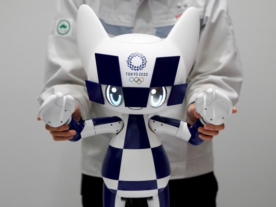 Un impiegato della Toyota Motor Corporation mostra il robot-mascotte dei Giochi Olimpici di Tokyo 2020, Miraitowa (REUTERS/Issei Kato)