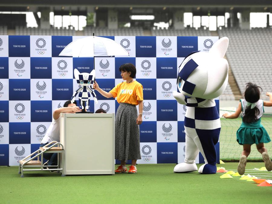 Il robot-mascotte Miraitowa viene presentato durante la cerimonia allo stadio Ajinomoto (Photo by Behrouz MEHRI / JIJI PRESS / AFP)