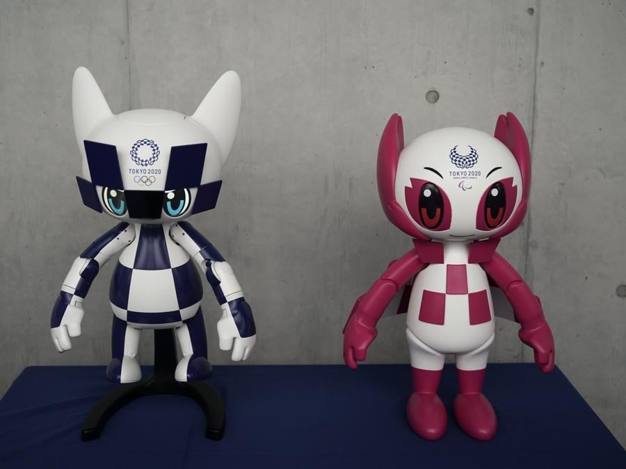 I due robot-mascotte, Miraitowa e Someity (AP Photo/Jae C. Hong)