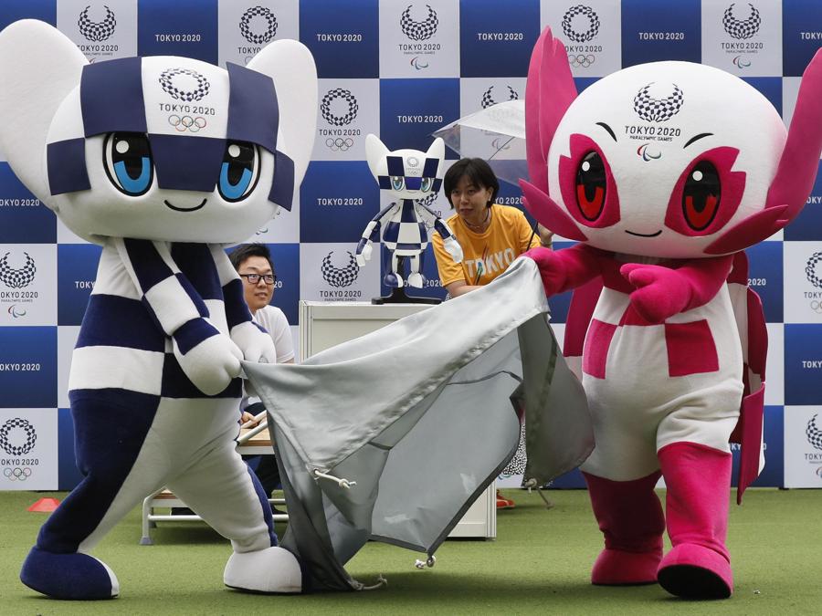 La mascotte dei giochi Olimpici di Tokyo 2020, Miraitowa (S) e quella dei giochi Paralimpici, Someity (EPA/KIMIMASA MAYAMA)