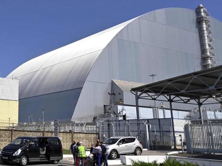 Il sarcofago che ricopre i resti della centrale nucleare (Sergei Supinsky/Pool Photo via AP, File)