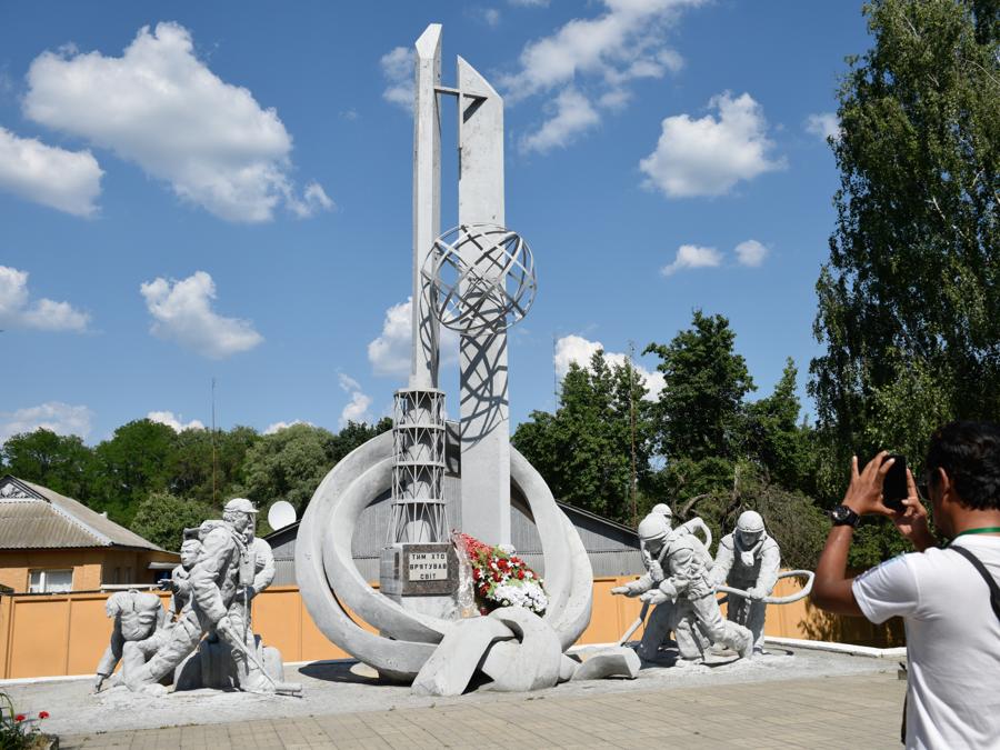 Foto al monumento in onore dei pompieri morti a  Chernobyl (Stringer / Sputnik)